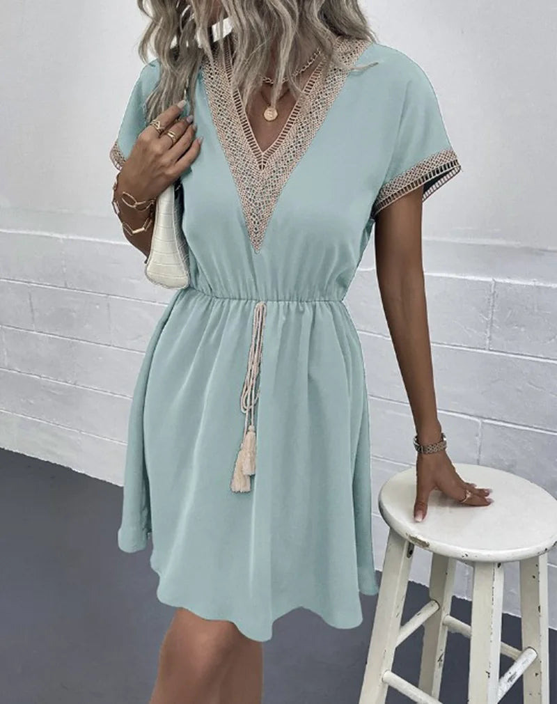 Vestido de inspiración boho con cuello de pico y lazo ajustable en la cintura