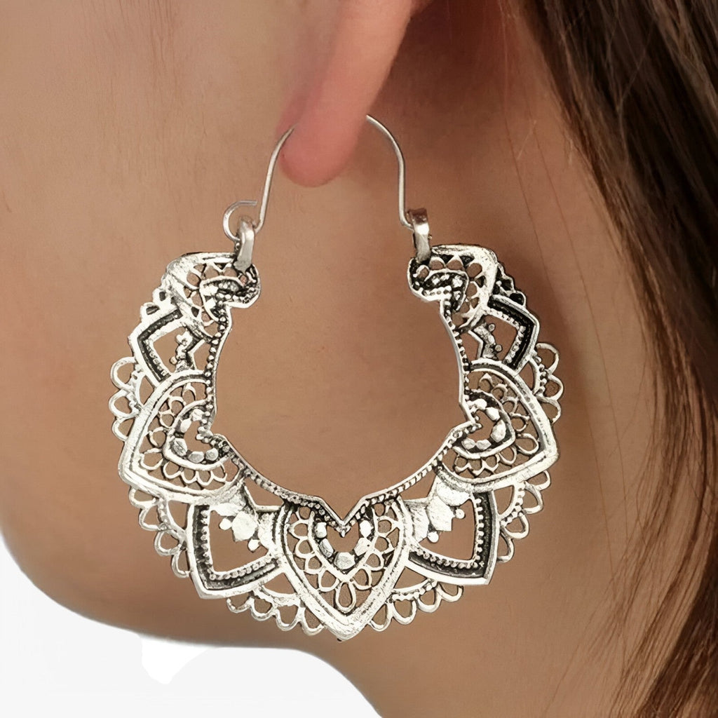 Pendientes grabados en tono plateado con acabado vintage