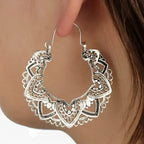 Pendientes grabados en tono plateado con acabado vintage
