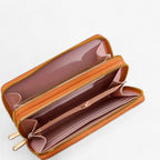 Cartera retro con detalle de encaje en relieve y múltiples compartimentos