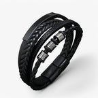 Flätat armband i konstläder med flera lager och stålspänne