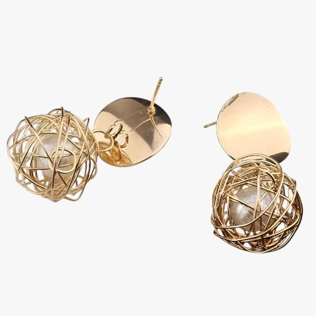 Pendientes colgantes de bola trenzada dorada con diseño vintage