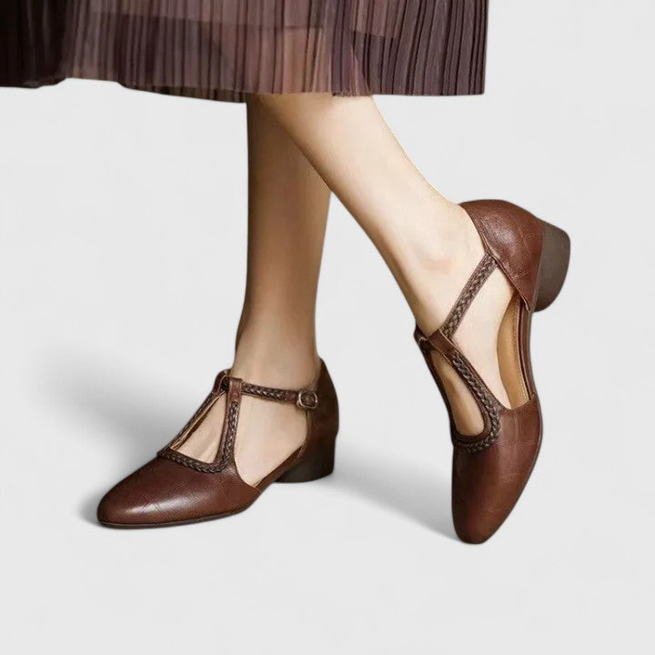 Sandalias planas con tira en T texturizada y acabado rústico