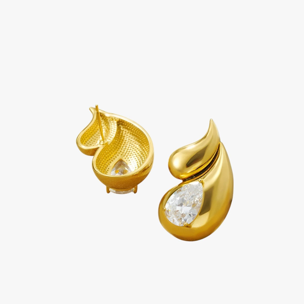 Guldfärgade hängande örhängen med lätt skimmer