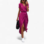 Vestido con cuello de pico, cintura entallada y falda fluida