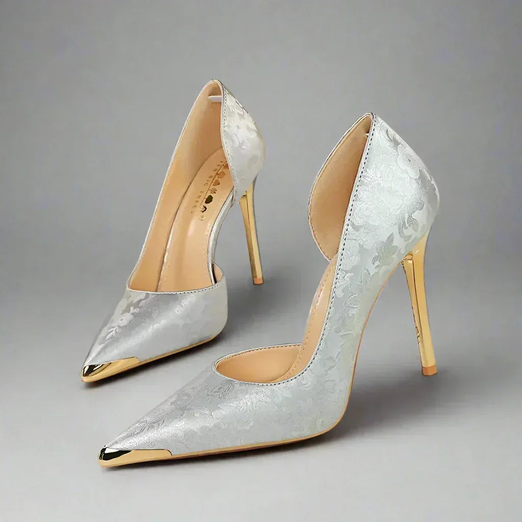 Tacones efecto satén de flores con detalle dorado en la puntera