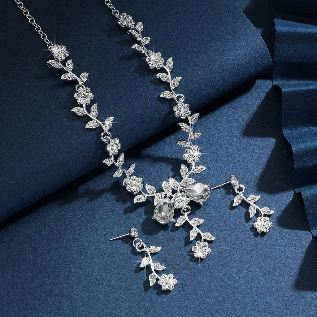 Halsband- och örhängesset i kristall med blommiga detaljer