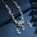 Halsband- och örhängesset i kristall med blommiga detaljer