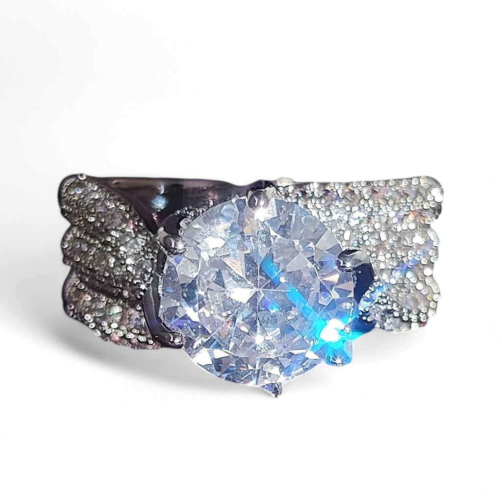 Alianza de circonita cúbica con detalle de cristal brillante