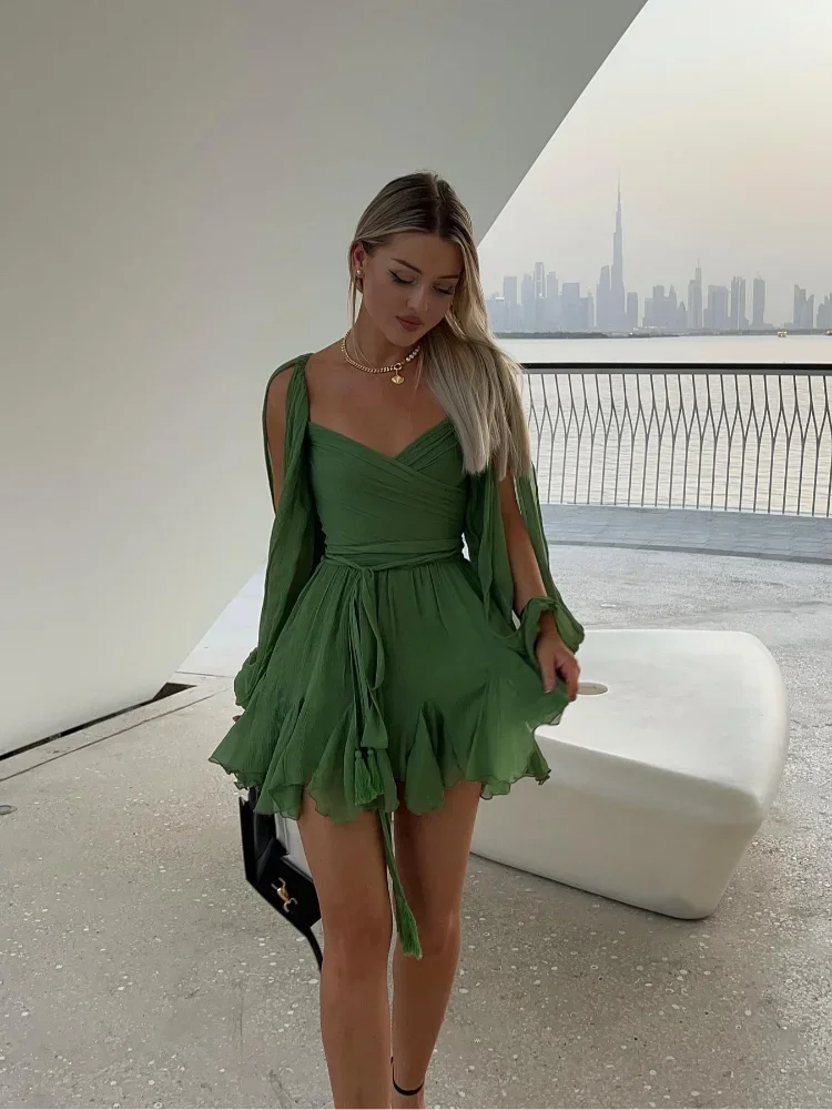 Vestido corto plisado entallado con cuello de pico y manga larga
