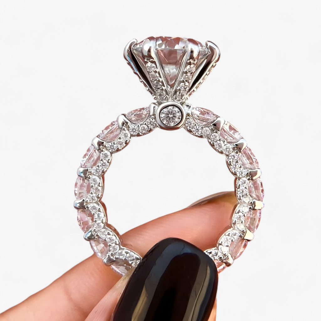 Anillo en tono plata con halo oculto
