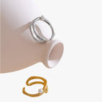 Geometrisk ring i rostfritt stål med pärldetalj