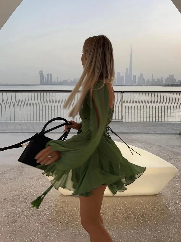 Vestido corto plisado entallado con cuello de pico y manga larga
