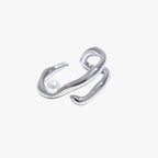 Geometrisk ring i rostfritt stål med pärldetalj