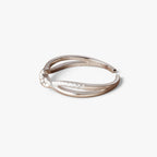Silverfärgad ring med knut- och korsdesign och zirkoniastenar