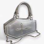 Bolso con forma de ataúd y cadena con detalles góticos