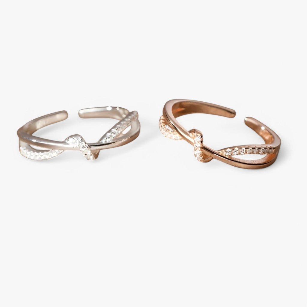 Silverfärgad ring med knut- och korsdesign och zirkoniastenar