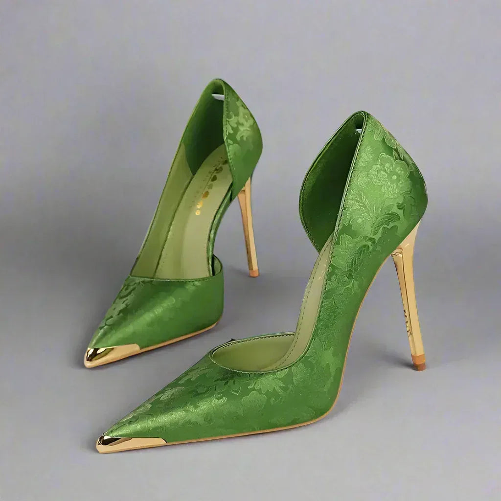 Tacones efecto satén de flores con detalle dorado en la puntera
