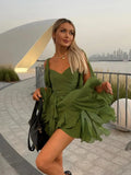 Vestido corto plisado entallado con cuello de pico y manga larga