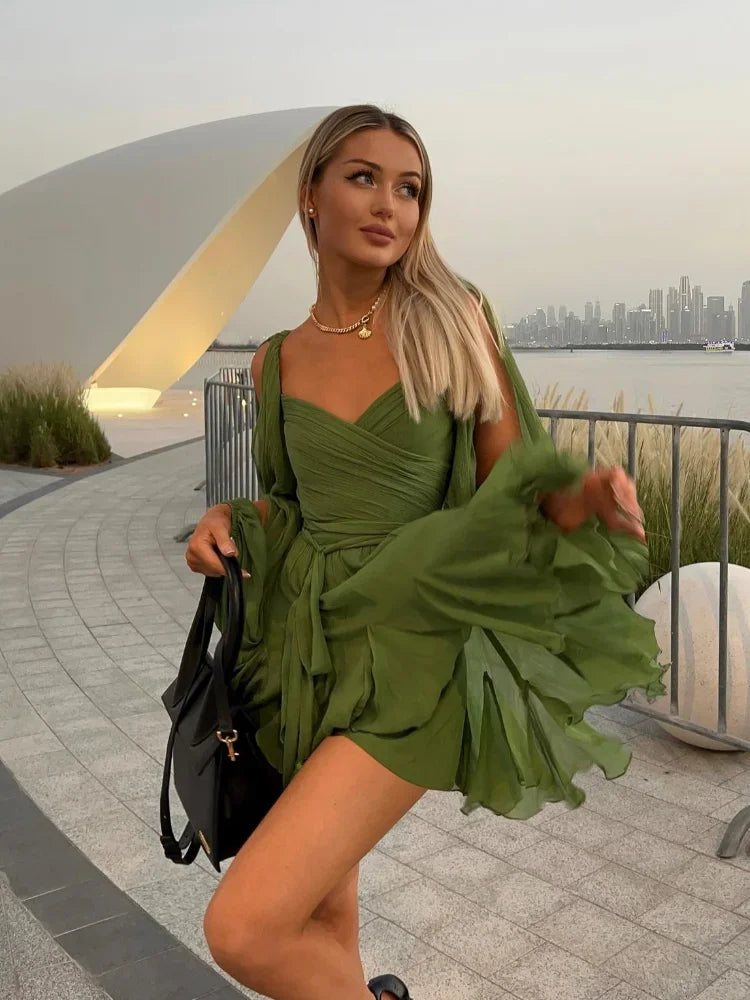 Vestido corto plisado entallado con cuello de pico y manga larga