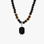 Halsband med svarta pärlor och geometriskt kvadratiskt hänge