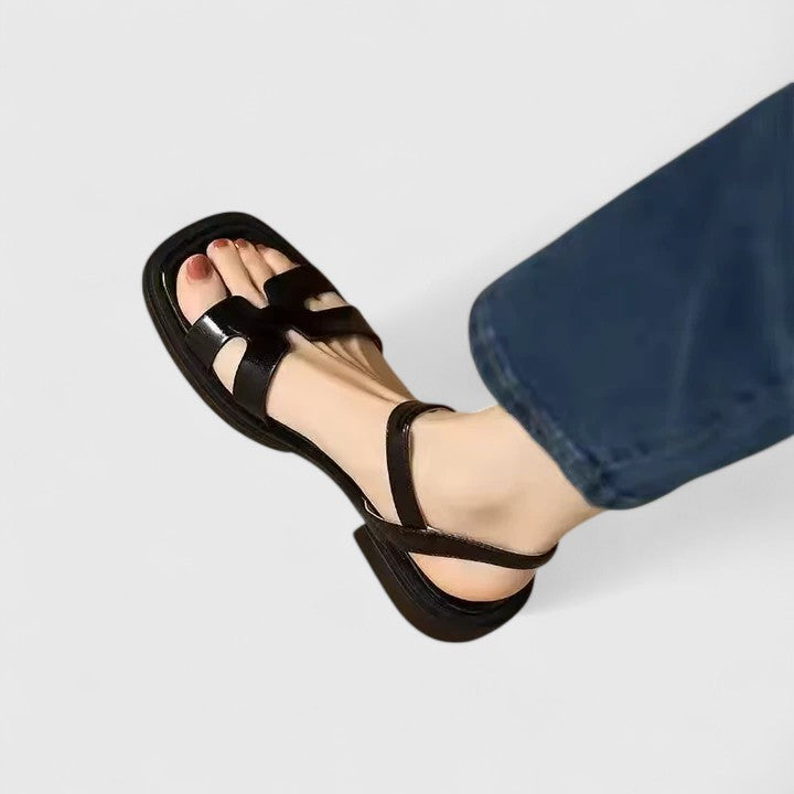 Sandaler i konstläder med låg blockklack och ankelrem