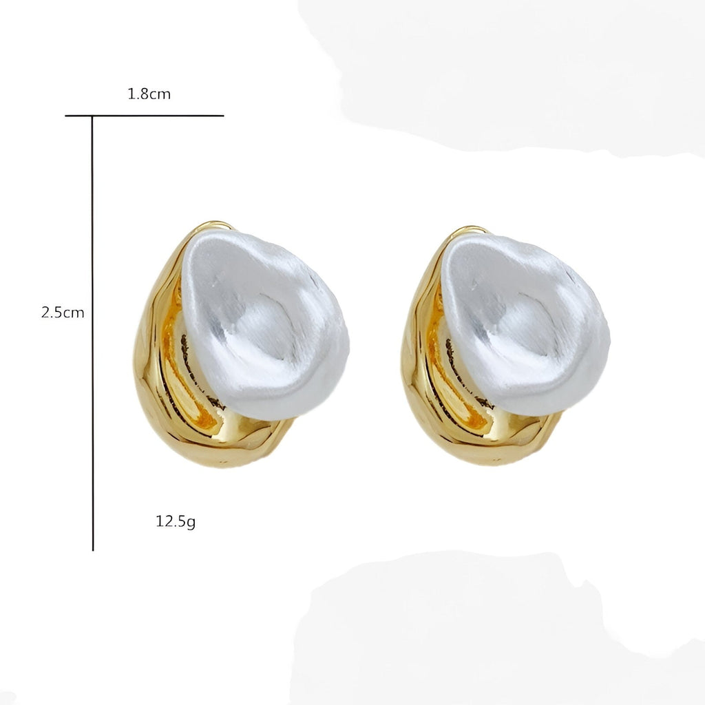 Örhängen i metall med snygg design fram och bak