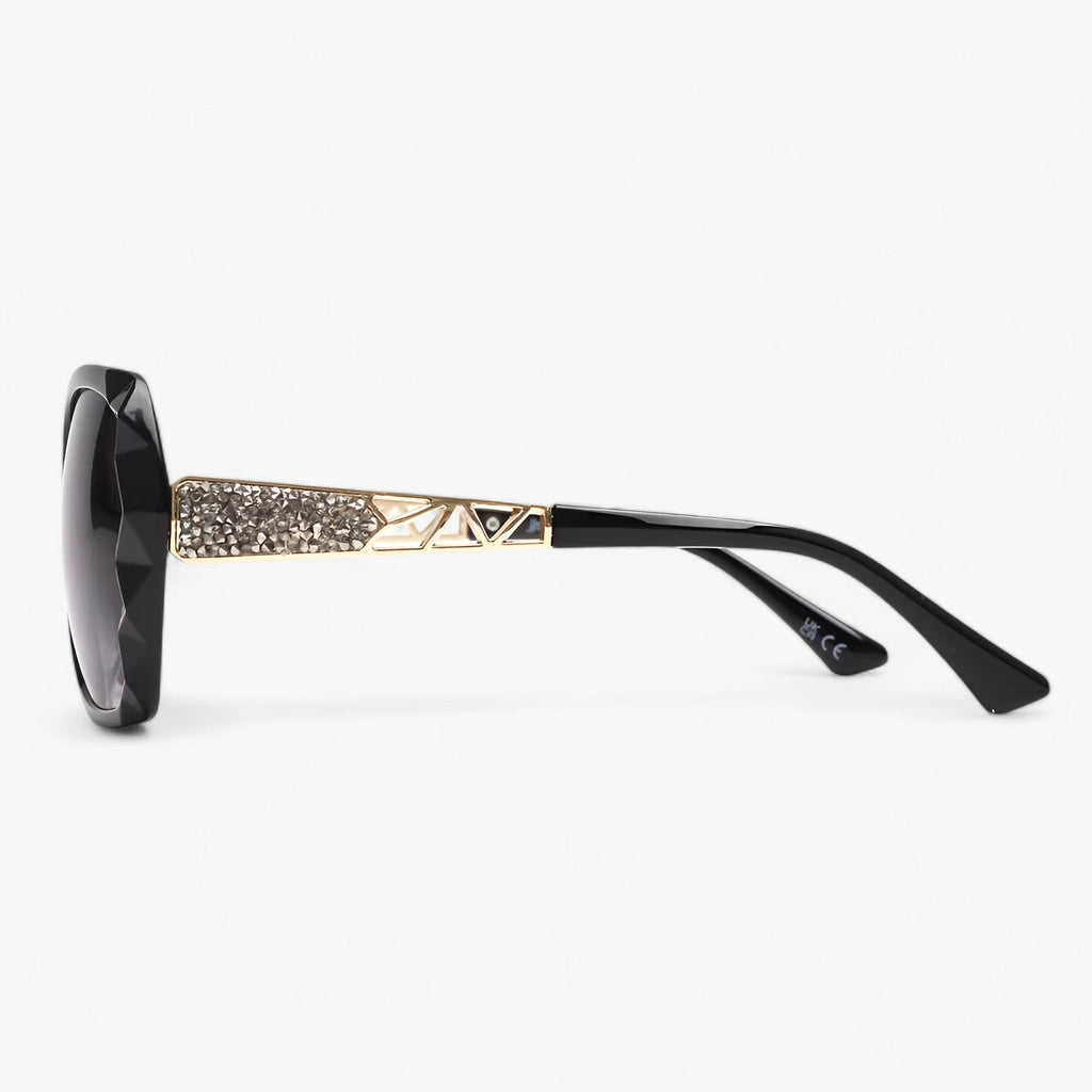 Oversized Sunglasses with a Lightweight Fashion-Forward Frame