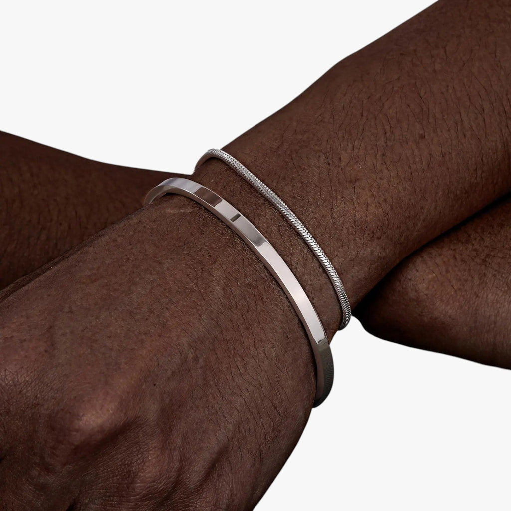 Conjunto de pulseras de acero inoxidable para hombre con detalles en negro