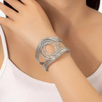 Bangle-armband i metall med dubbelgraverad detalj, djärv stil