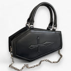 Bolso con forma de ataúd y cadena con detalles góticos
