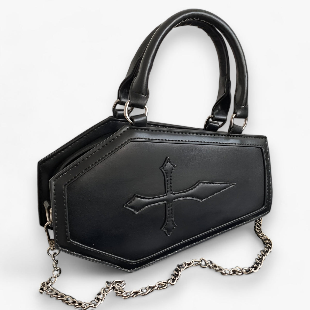 Bolso con forma de ataúd y cadena con detalles góticos