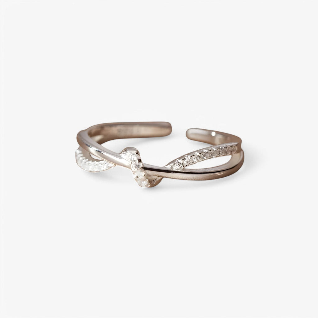 Silverfärgad ring med knut- och korsdesign och zirkoniastenar