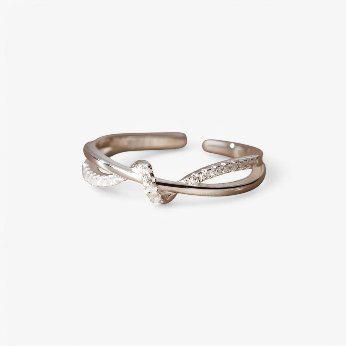 Silverfärgad ring med knut- och korsdesign och zirkoniastenar
