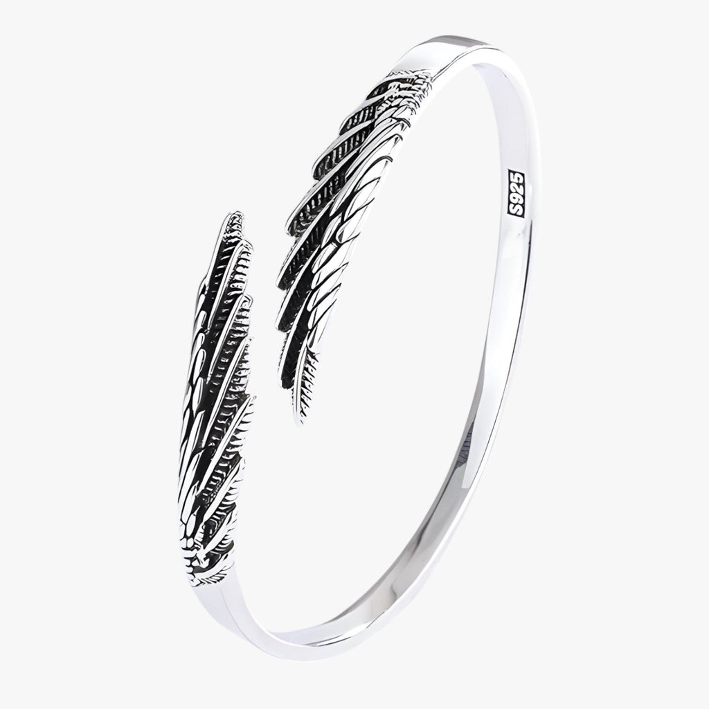 Silverfärgat armband med fjäderdetalj i guldton