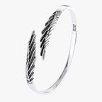 Silverfärgat armband med fjäderdetalj i guldton