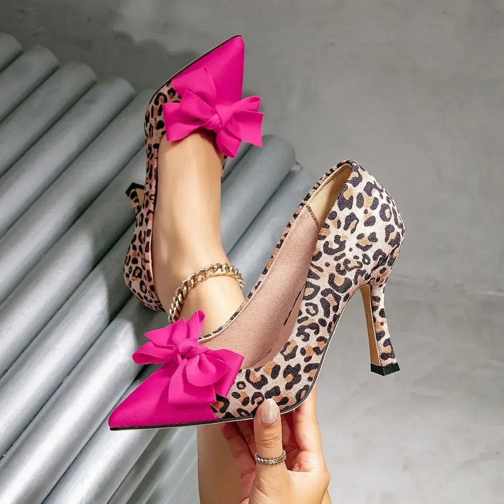 Tacones con estampado de leopardo y lazo en contraste