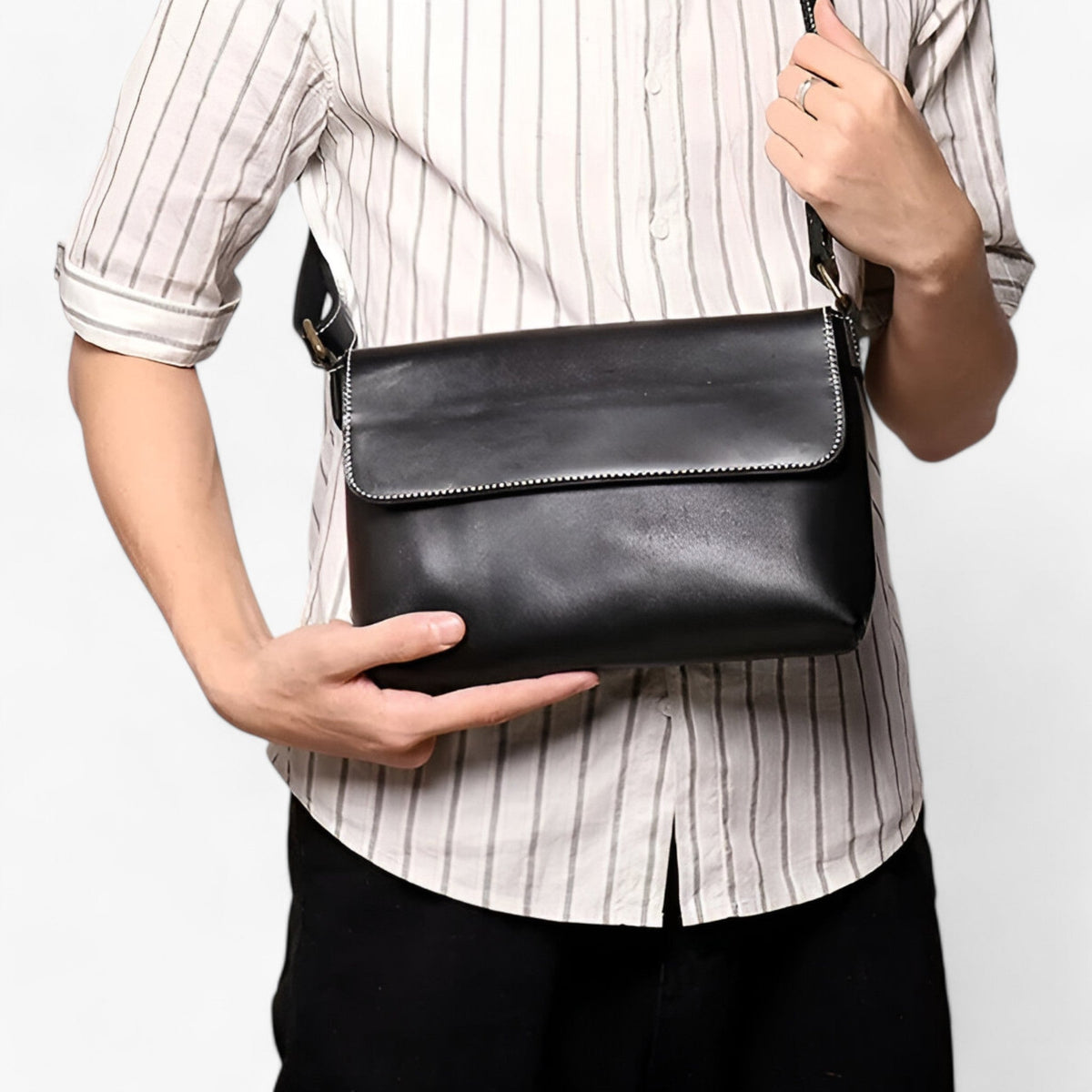Vintage-Style Shoulder Bag with Structured Storage Pockets