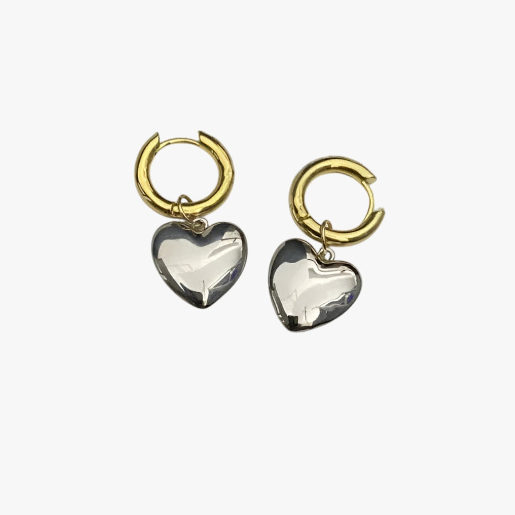 Pendientes con forma de corazón en tonos dorado y plateado combinados