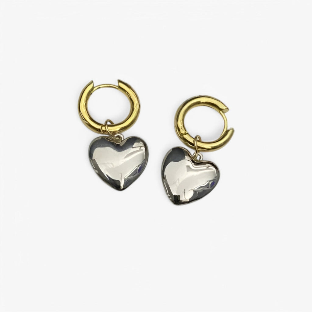 Pendientes con forma de corazón en tonos dorado y plateado combinados