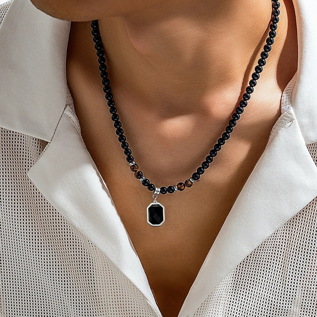 Halsband med svarta pärlor och geometriskt kvadratiskt hänge