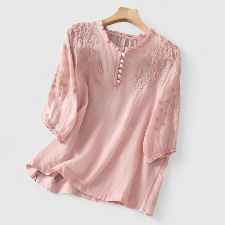 Blusa bordada con botonadura delantera y detalle refinado