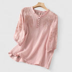 Blusa bordada con botonadura delantera y detalle refinado
