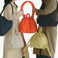 Bolso acolchado tipo puffer con correa de hombro ajustable