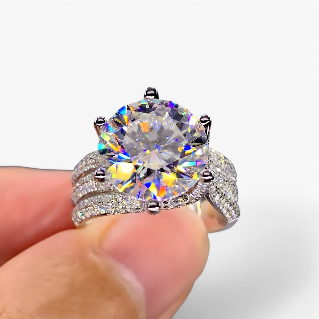 Alianza de circonita cúbica con detalle de cristal brillante