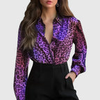 Blusa con estampado de serpiente y cuello de solapa