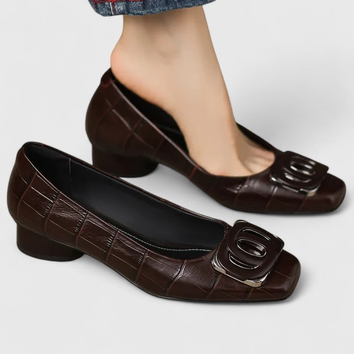 Pumps med blockklack och elegant finish