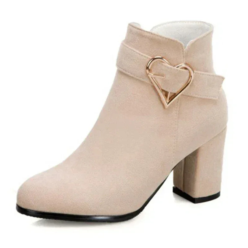 Boots i mockaimitation med hjärtdetalj och klack