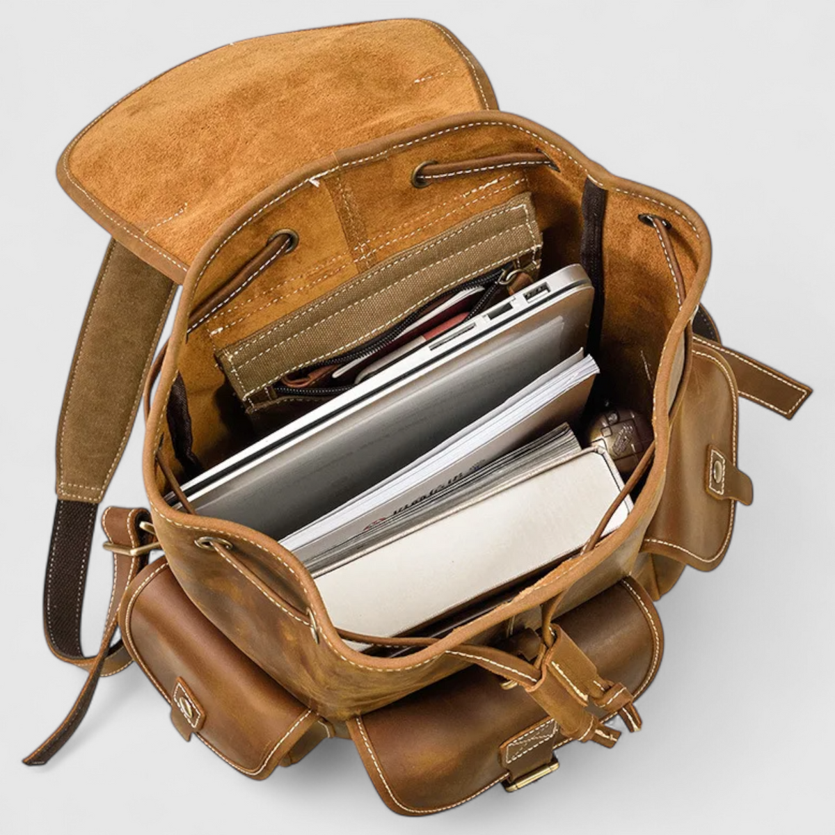 Ryggsäck i garvat läder med vadderat laptopfack