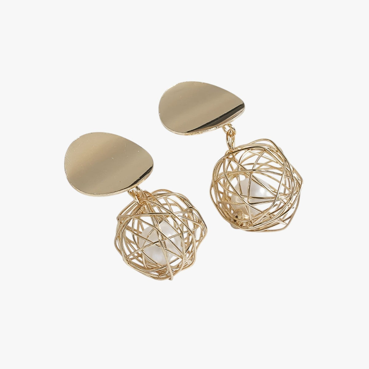 Pendientes colgantes de bola trenzada dorada con diseño vintage